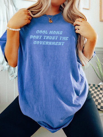 COOL MOMS DON’T TRUST THE GOV - ADULT TEE