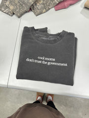 COOL MOMS DONT TRUST THE GOV - EMBROIDERED WASHED CREWNECK