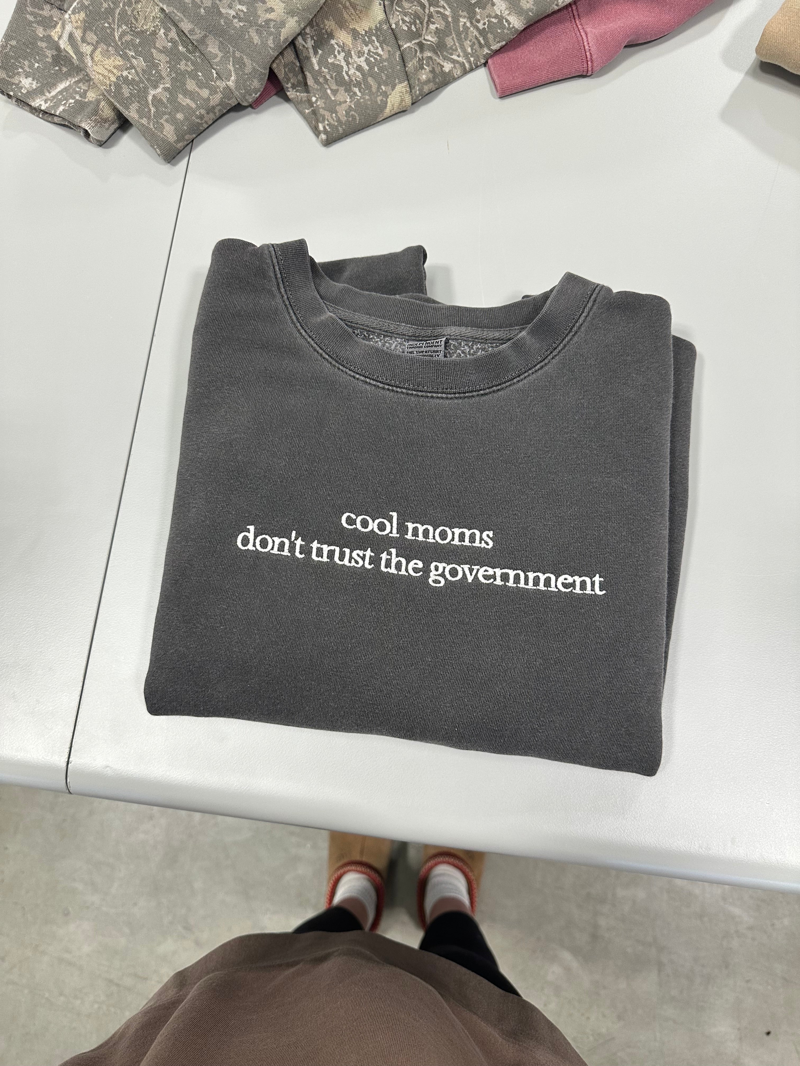 COOL MOMS DONT TRUST THE GOV - EMBROIDERED WASHED CREWNECK