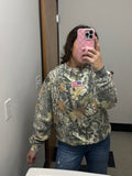 CAMO VINTAGE EMBROIDERED FLAG CREWNECK