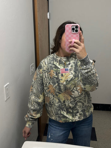 CAMO VINTAGE EMBROIDERED FLAG CREWNECK