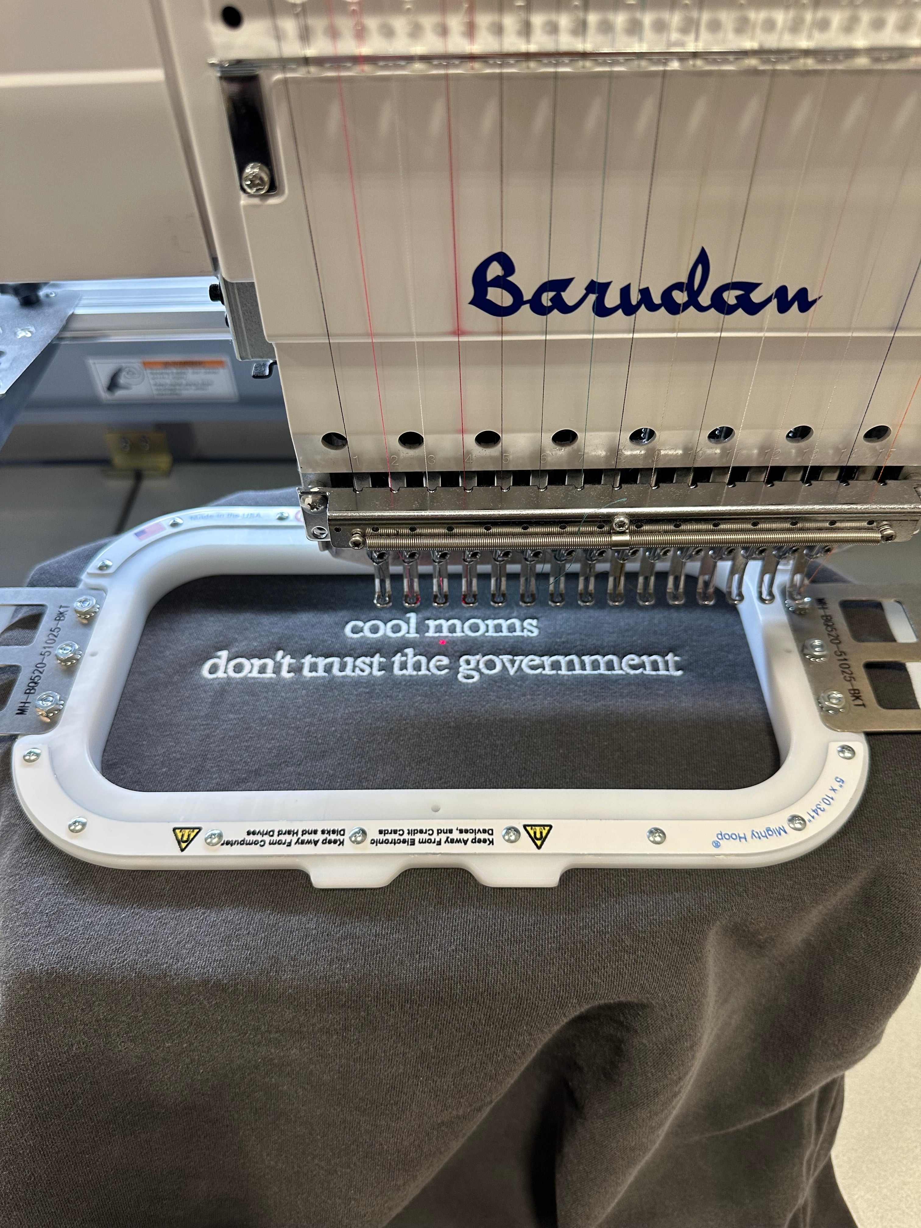 COOL MOMS DONT TRUST THE GOV - EMBROIDERED WASHED CREWNECK