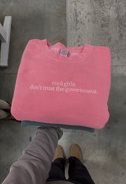 COOL GIRLS DON'T TRUST THE GOV - EMBROIDERED WASHED CREWNECK