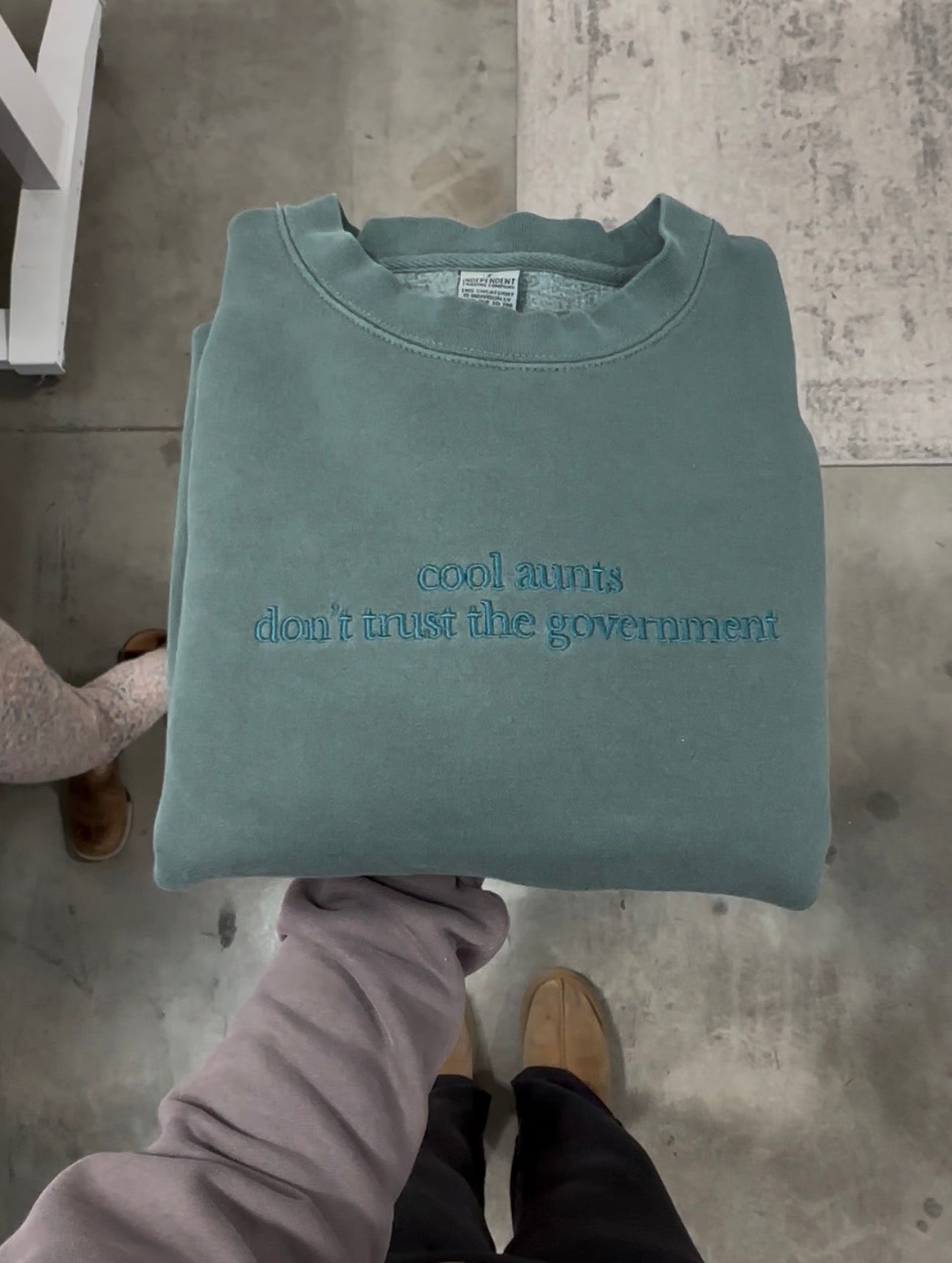 COOL AUNTS DON'T TRUST THE GOV - EMBROIDERED WASHED CREWNECK