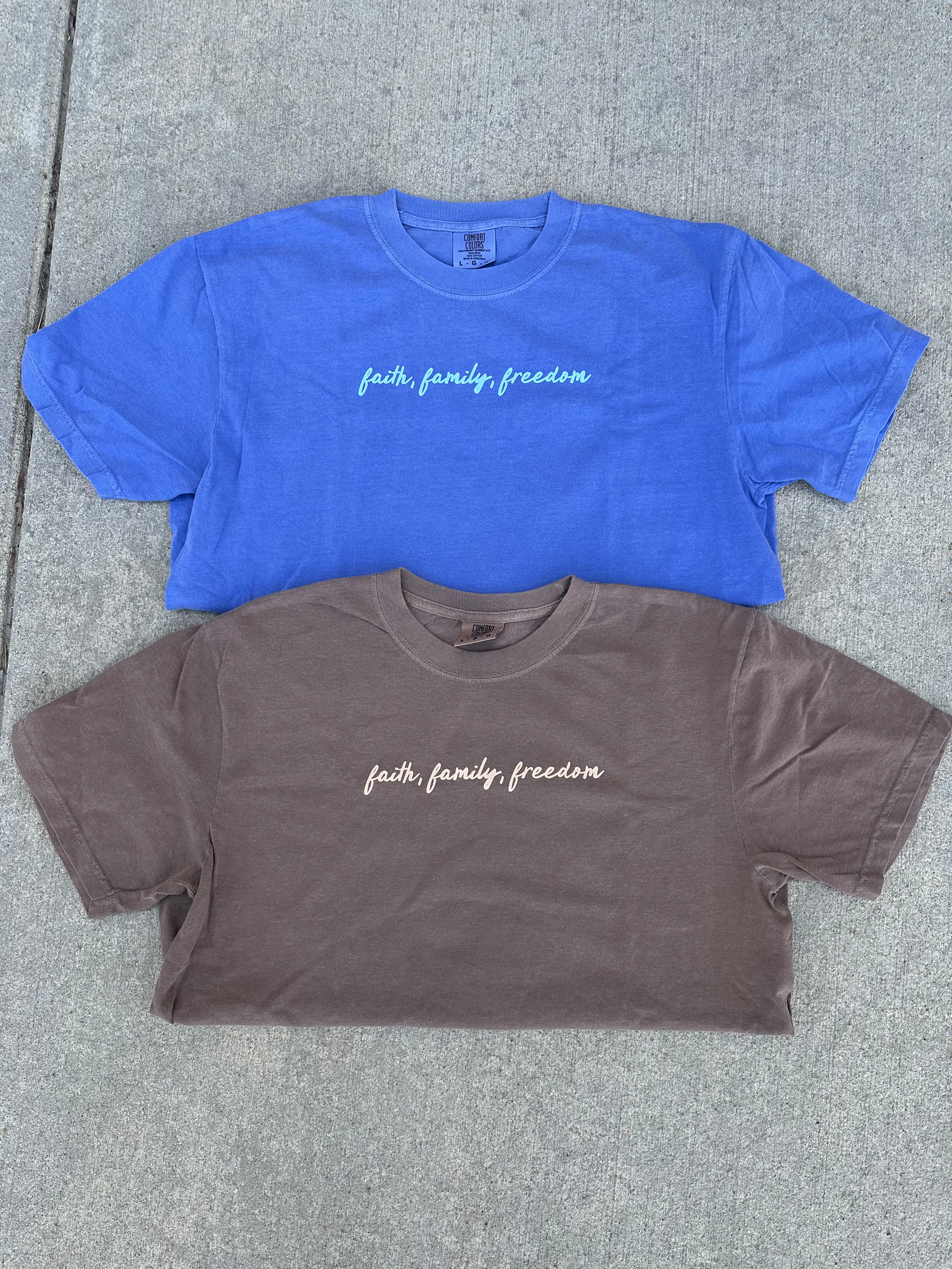 PATRIOT MOMS SOCIAL CLUB - ADULT SHORT SLEEVE TEE