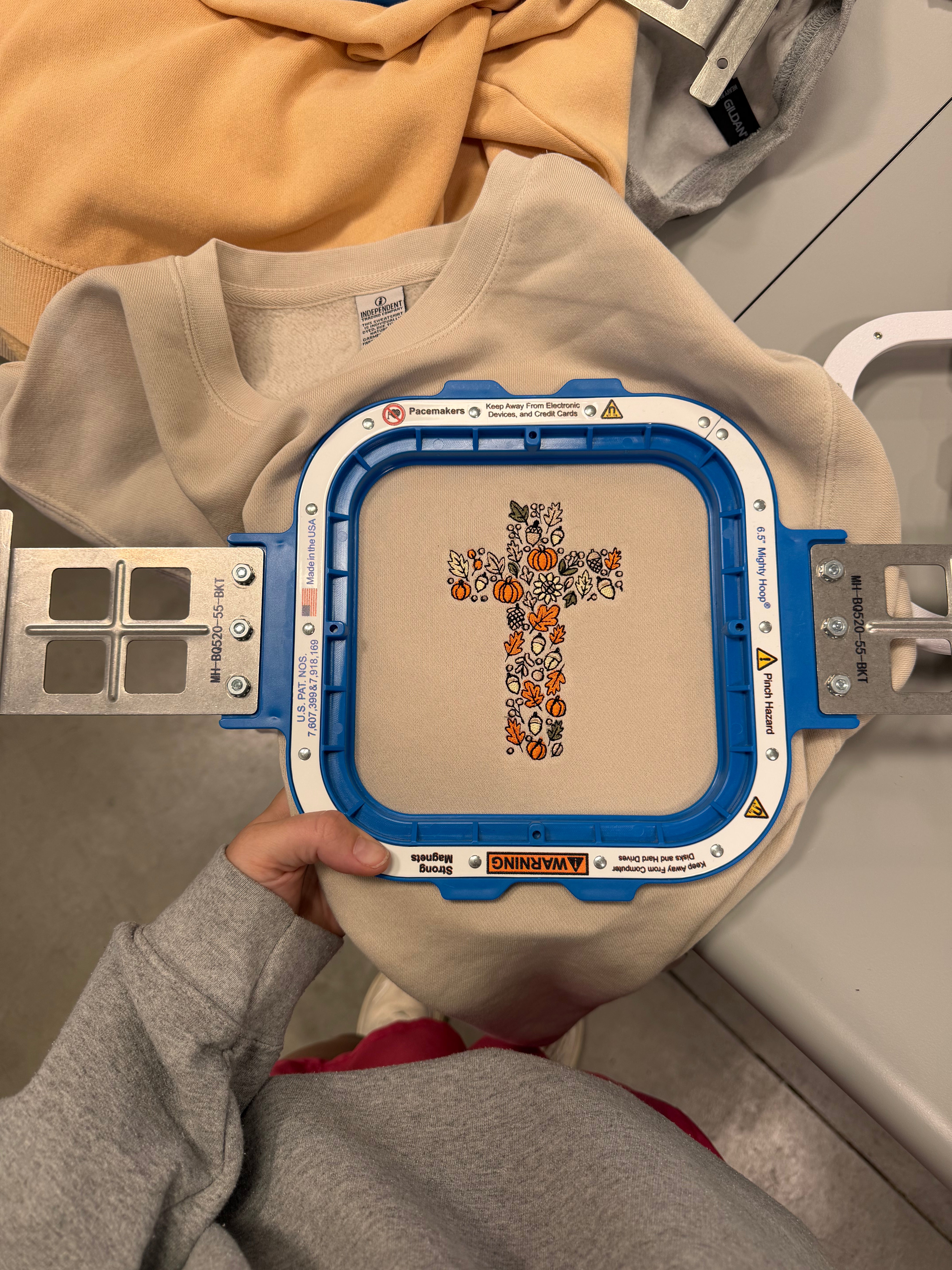 FALL CROSS POCKET CREWNECK