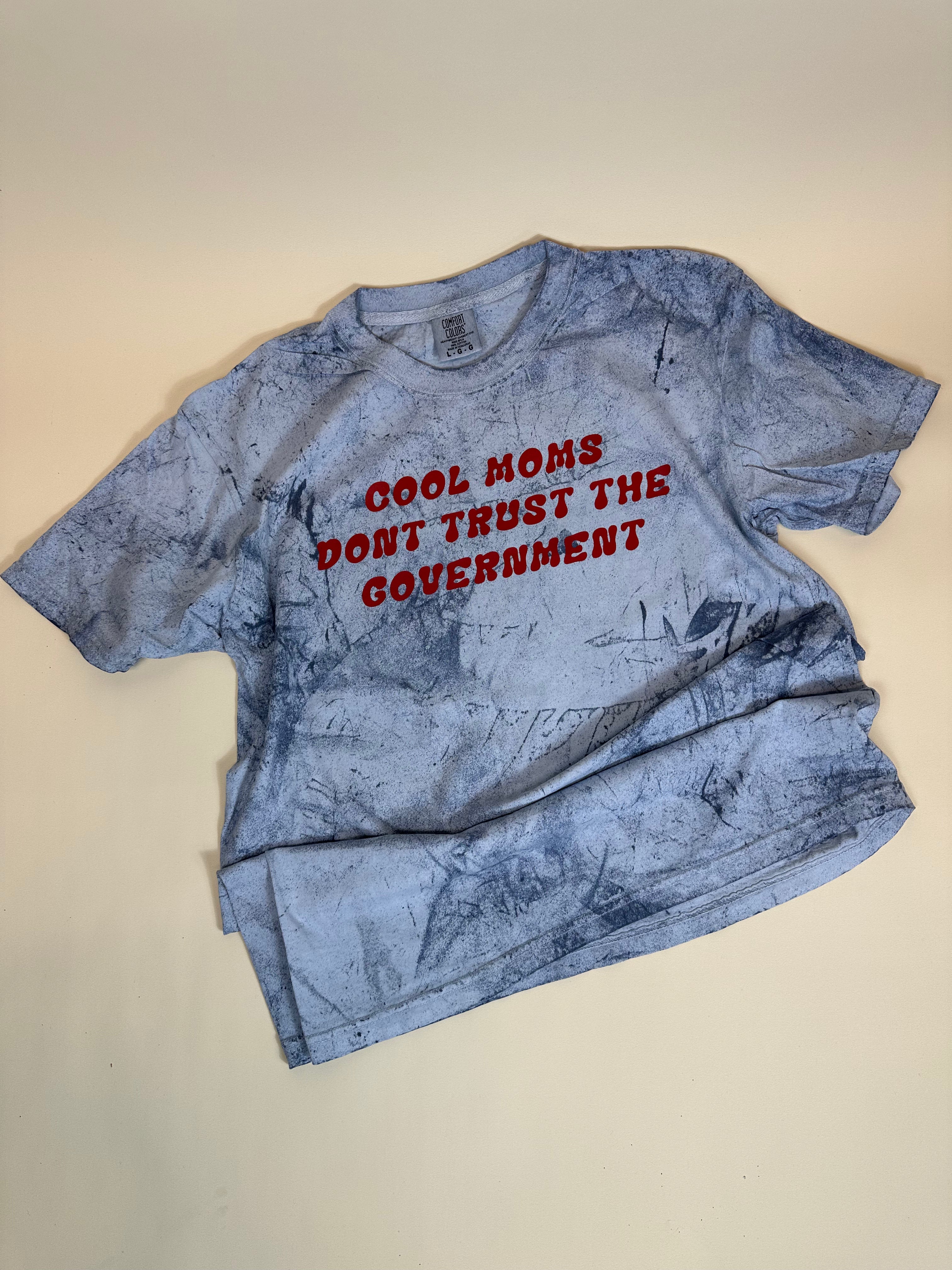 COOL MOMS DONT TRUST THE GOV *RED PRINT* - ADULT SHORT SLEEVE TEE