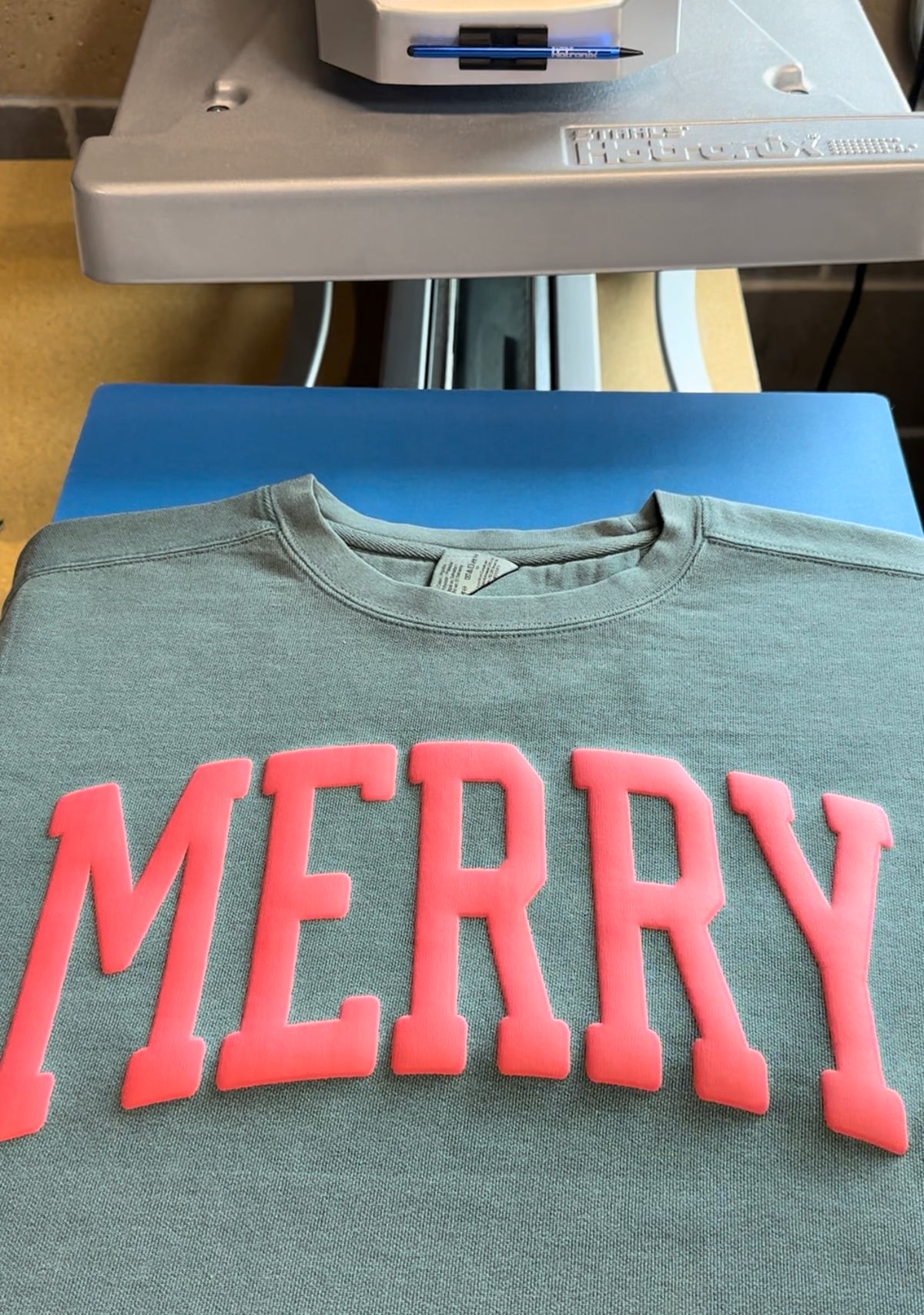 MERRY RED PUFF PRINT - ADULT CREWNECK