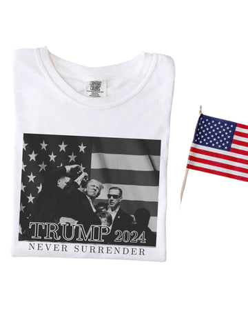 TRUMP 2024 FIST PUMP NEVER SURRENDER BLACK+WHITE - ADULT TEE